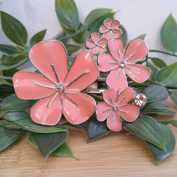 Jewelry - 💎3/30💎 Floral Statement Bracelet